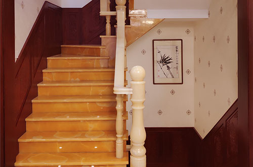 厚街镇中式别墅室内汉白玉石楼梯的定制安装装饰效果